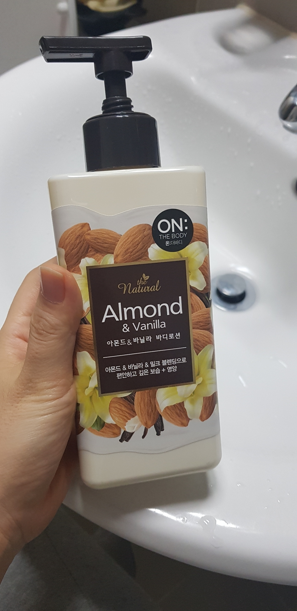 온더바디 더 내추럴 아몬드 앤 바닐라 바디로션