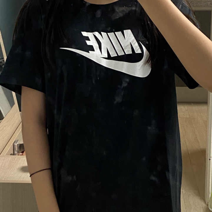 [나이키] 우먼스 NSW 에센셜 아이콘 FUTURA 티 S/S