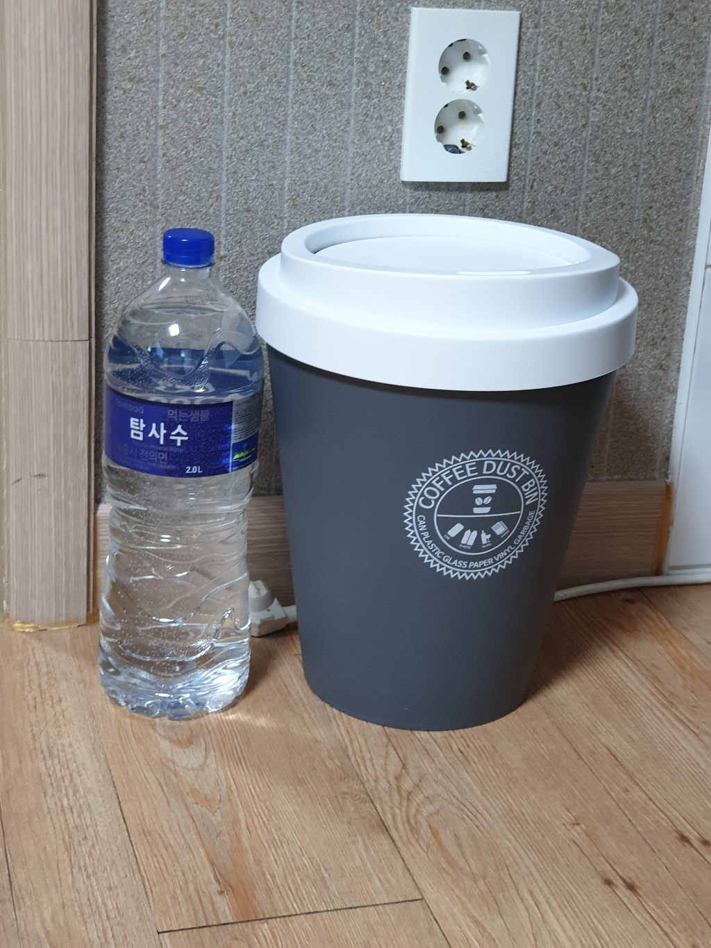 네이쳐리빙 카페 인테리어 휴지통