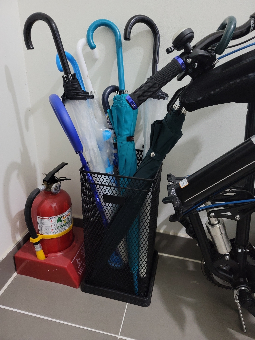 사각매쉬 우산꽂이 블랙