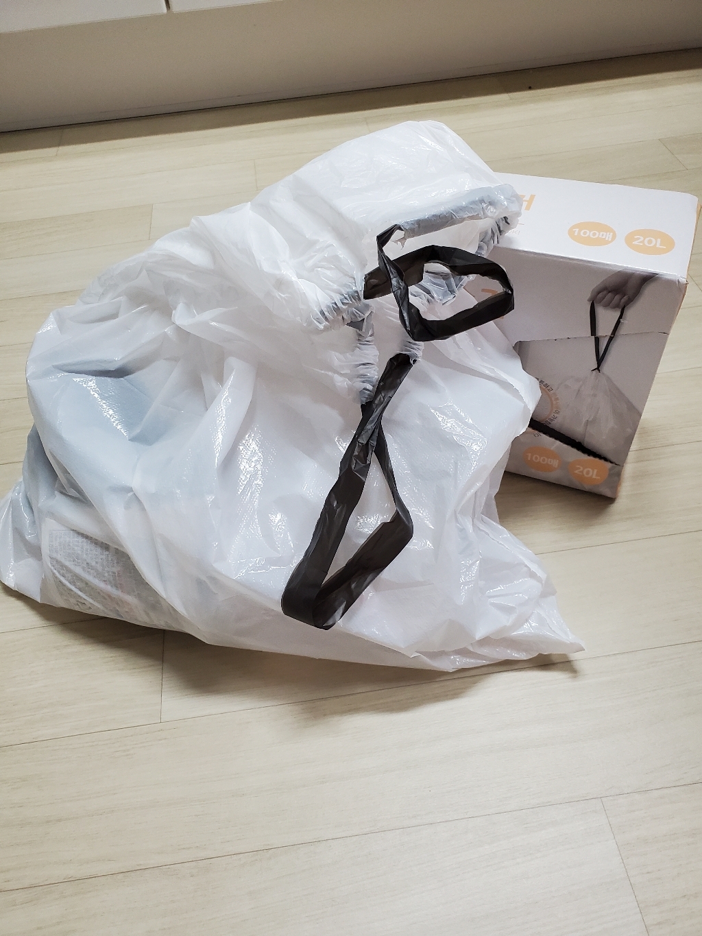 [리빙앤트리] 끈이 있어 편리한 분리수거 비닐봉투