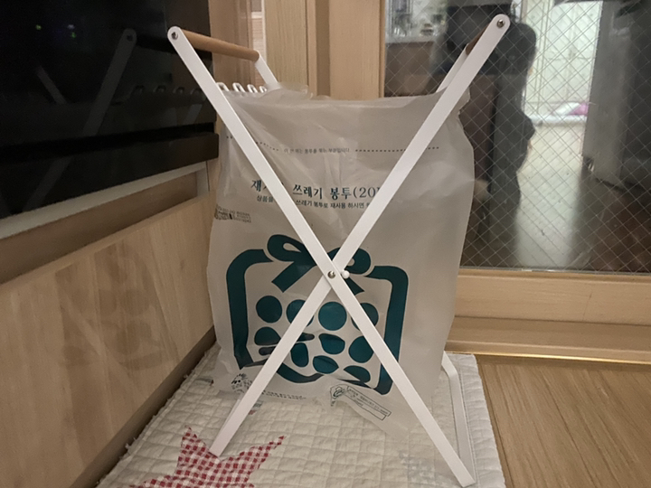 홈앤캠핑 접이식 철제 쓰레기봉투걸이 우드핸들 재활용 분리봉투 종량제 봉투 거치대 감성물씬U가죽고리 증정 화이트
