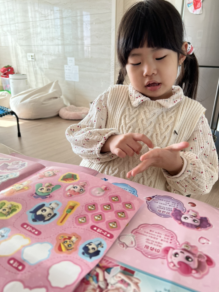 반짝반짝 캐치! 티니핑 붙였다 떼었다 핸디 스티커 놀이북