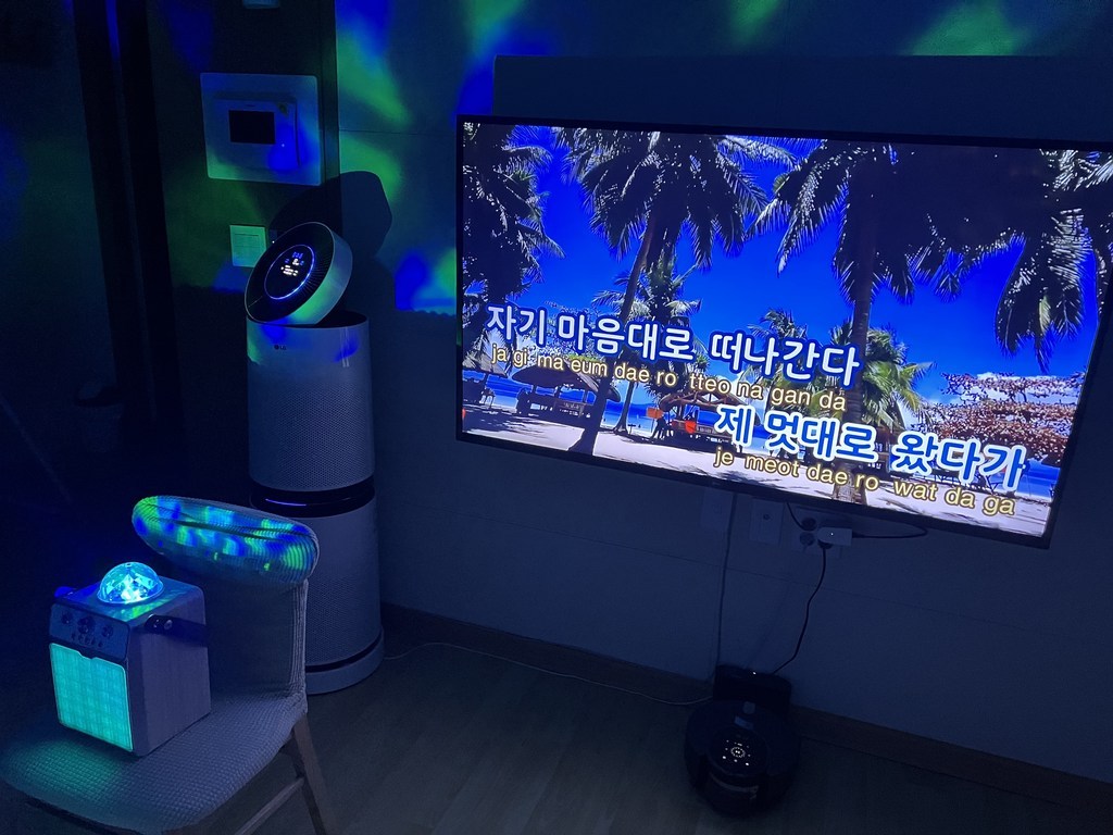 블루투스 스피커 노래방 무선마이크 2개 제공 강의용 미러볼 무선충전기 증정