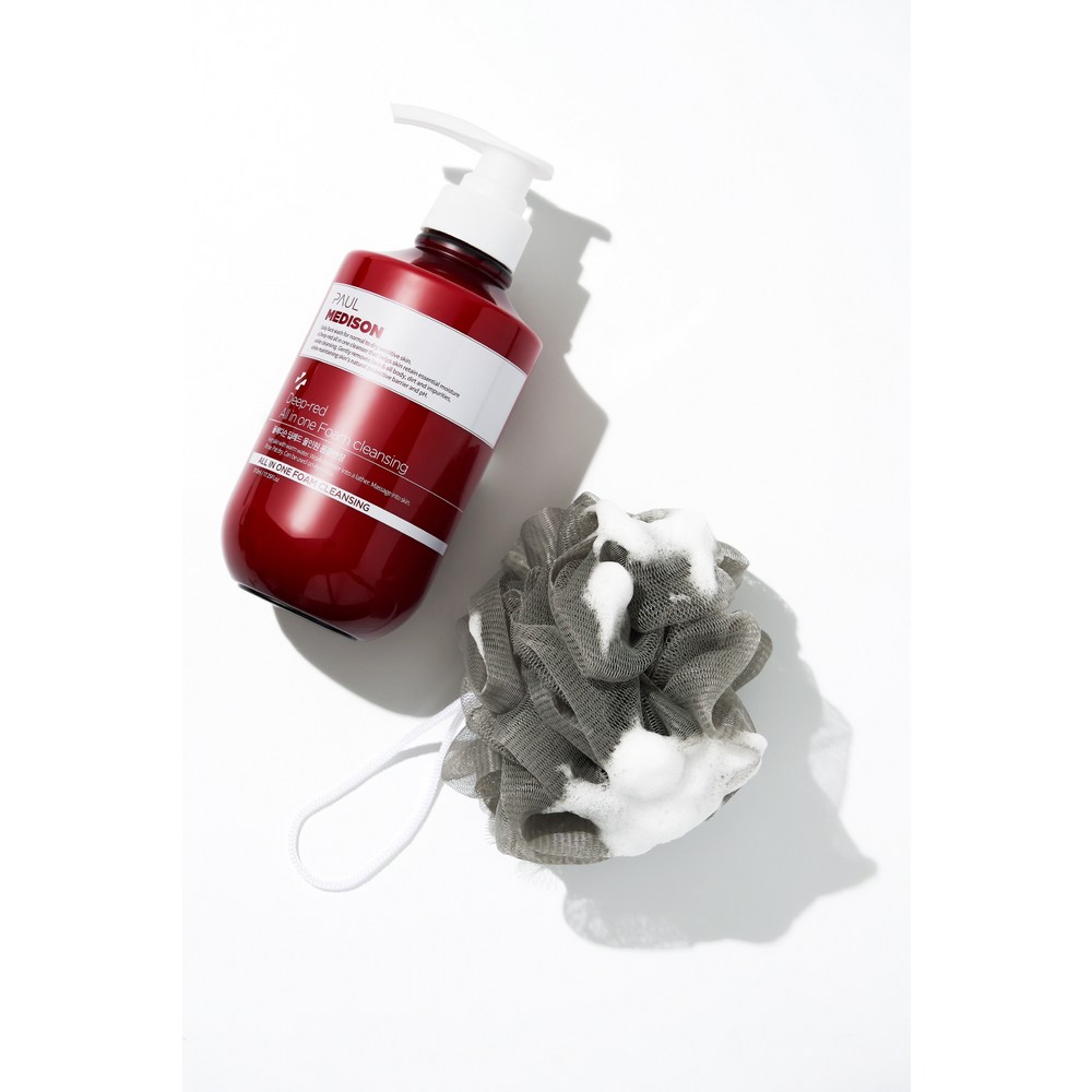 모든 피부 타입을 위한 진정하고 보습하는 폴메디슨 딥레드 올인원 폼클렌징