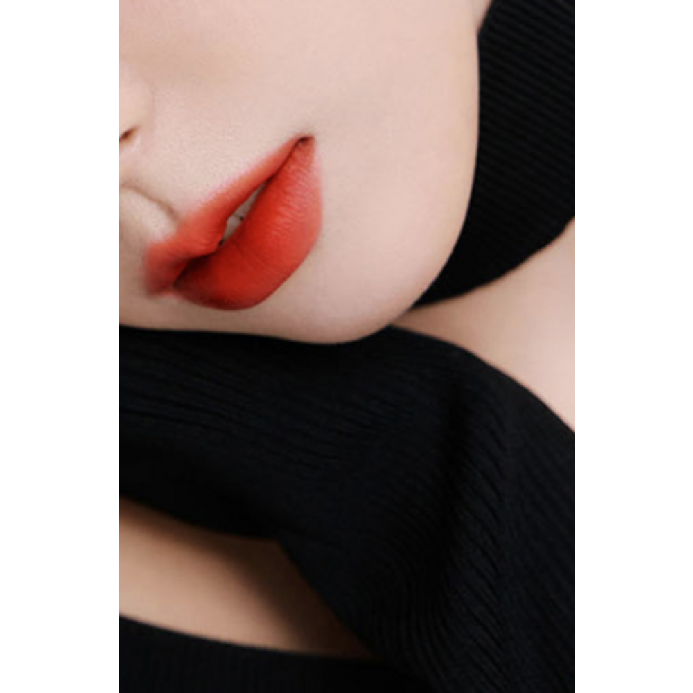 매력적인 립 메이크업의 완성