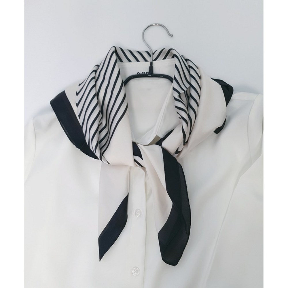 온더레드 사각 스카프로 완성하는 우아한 스타일