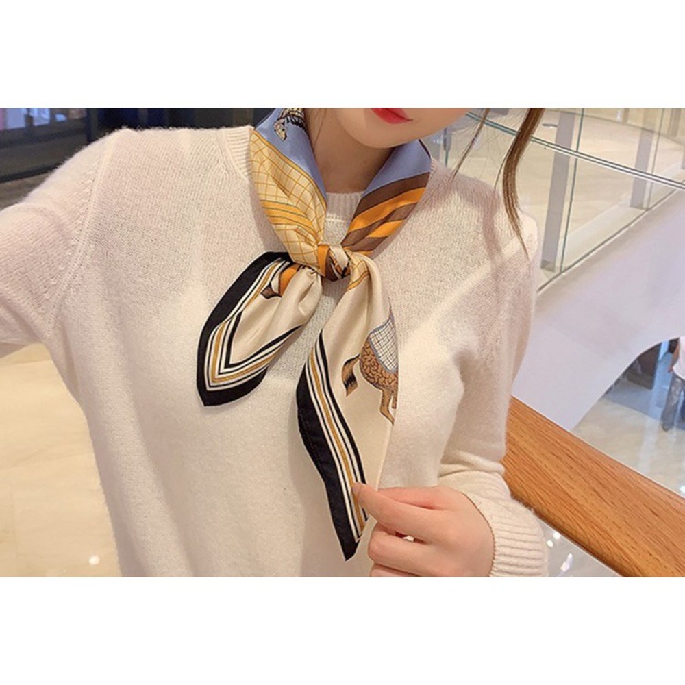 온더레드 사각 스카프로 완성하는 우아한 스타일