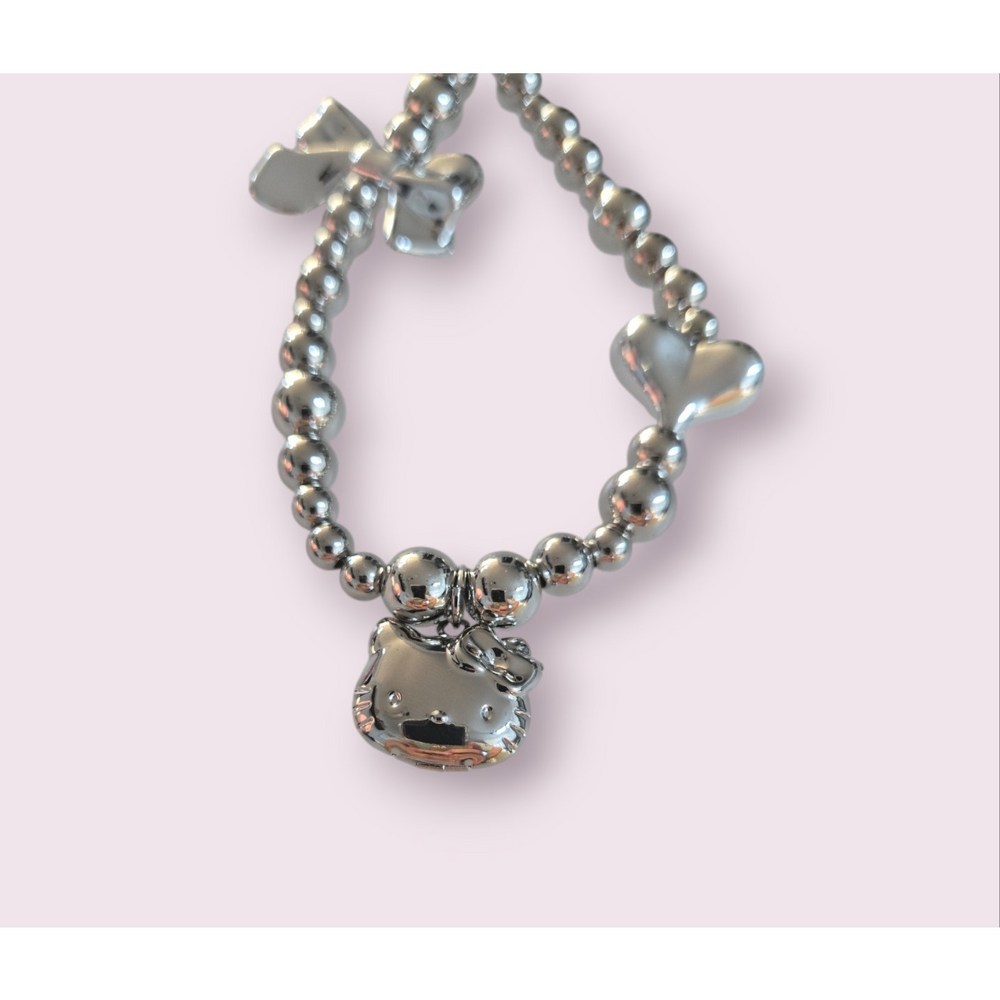 헬로키티의 사랑스러움과 스타일로 휴대폰을 장식하세요!