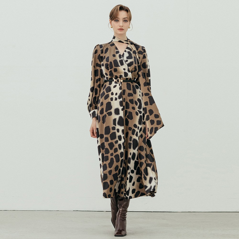 흑표범의 우아함을 담은 레오파드 랩 롱원피스로 가을 스타일을 완성하세요.