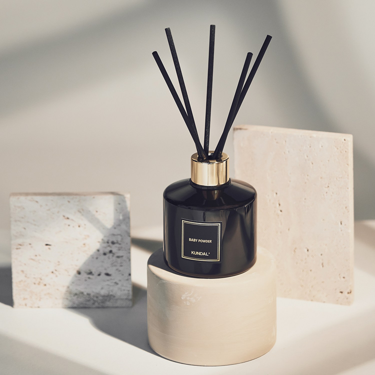 집 안 전체를 편안하고 안락한 분위기로 만드는 쿤달 퍼퓸 디퓨저와 섬유스틱 세트