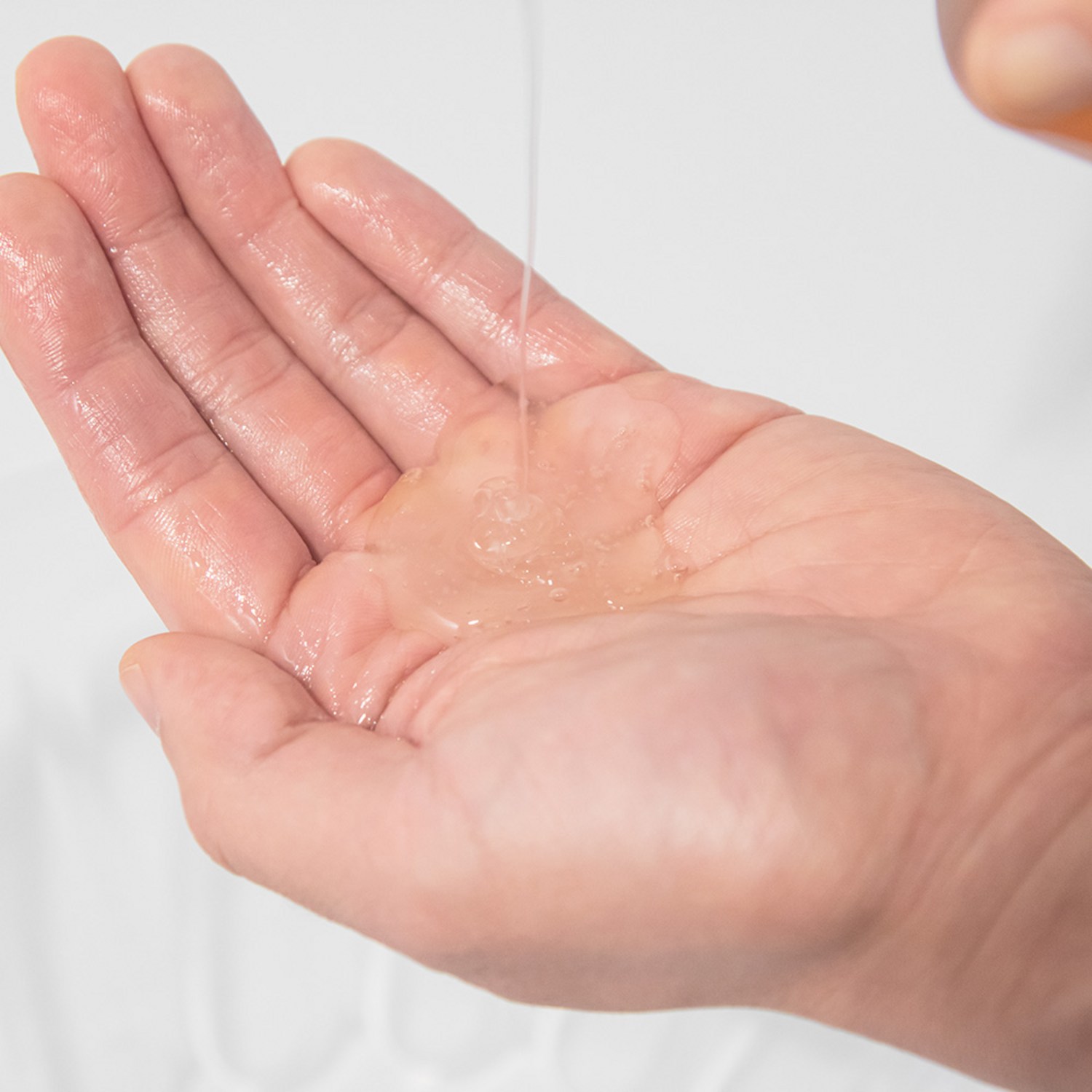 달콤하고 부드러운 클렌징을 위한 쿤달 허니 & 마카다미아 퓨어 바디워시