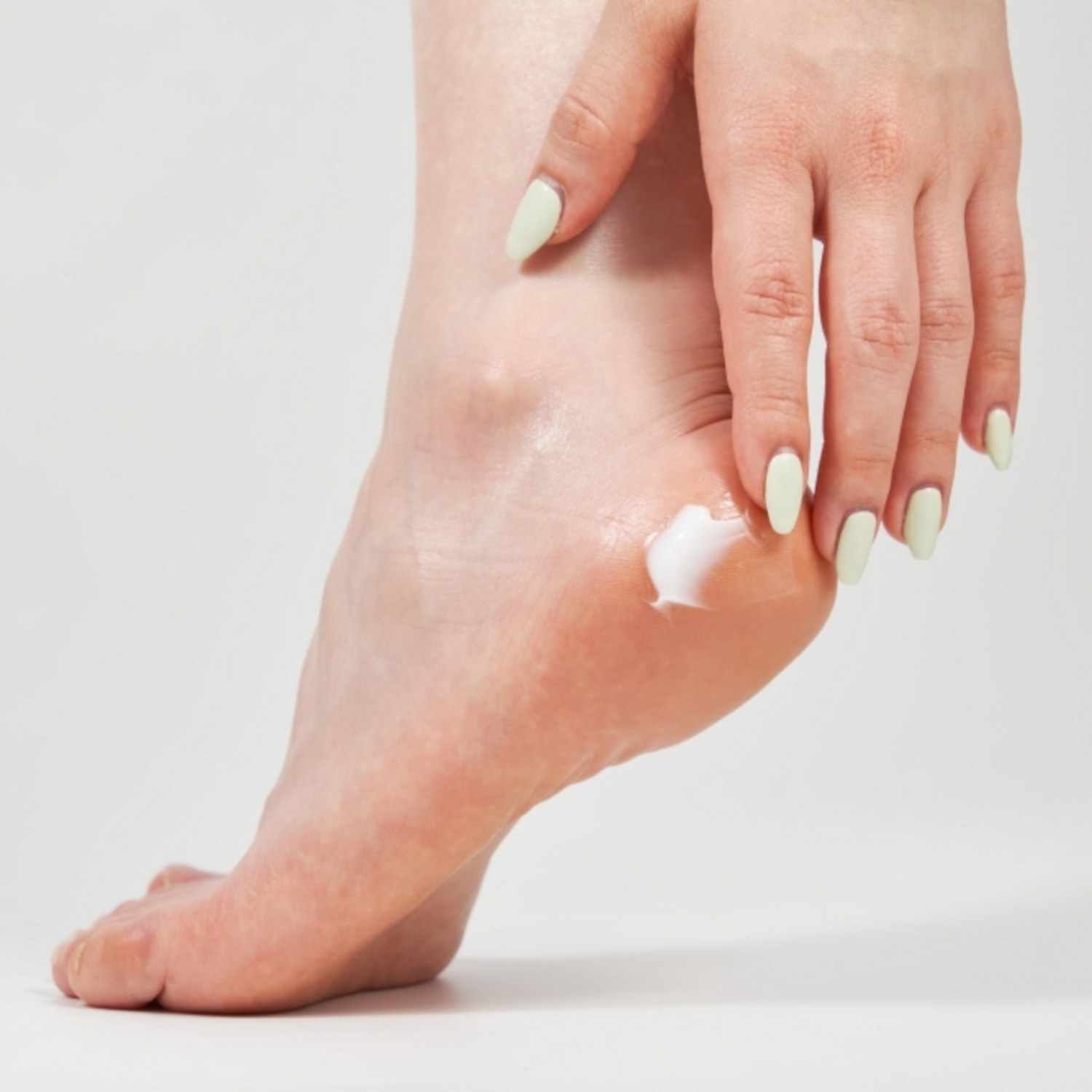 건조하고 각질진 발바닥을 위한 완벽한 보습 및 각질 관리 솔루션