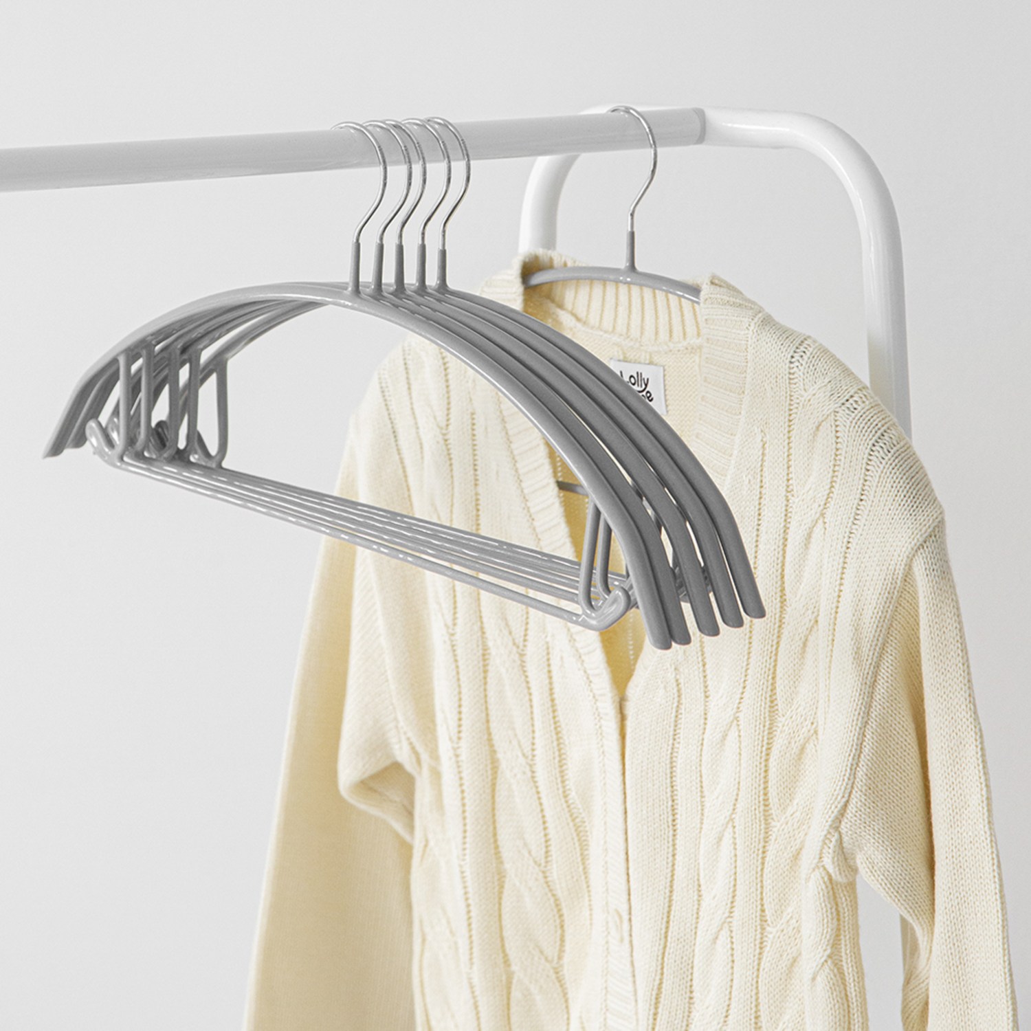 어깨에 딱 맞는 논슬립 옷걸이로 깔끔한 옷장 관리하기