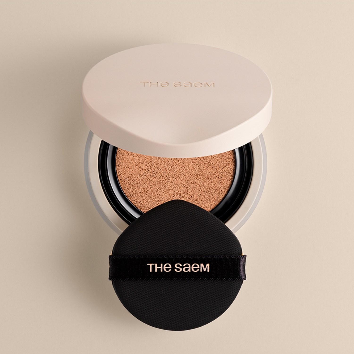 하루 종일 화사한 메이크업을 선사하는 더샘 커버 퍼펙션 컨실러 쿠션 리뉴