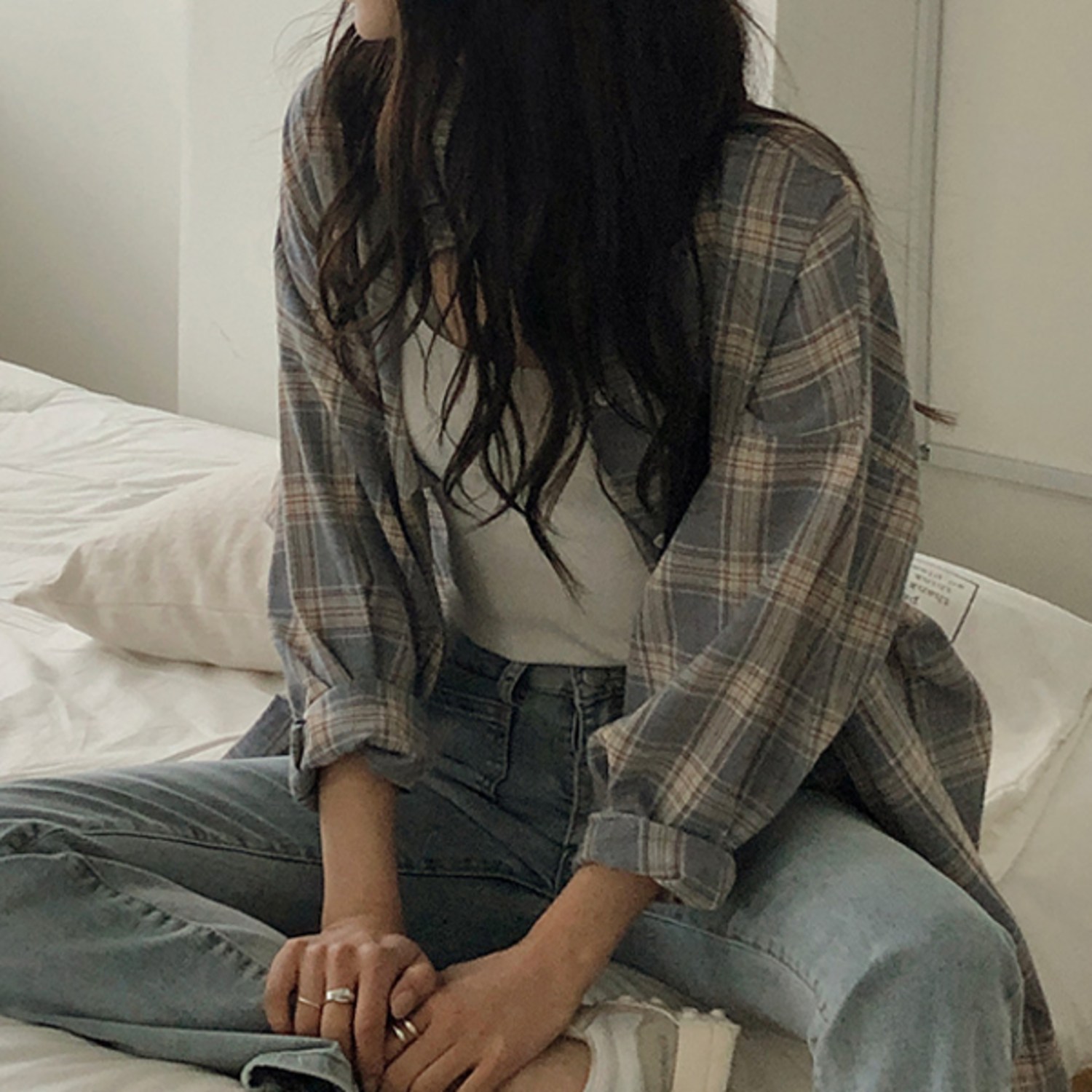 봄날의 산뜻함을 담은 프롬미스 오버핏 체크셔츠로 스타일을 완성하세요.