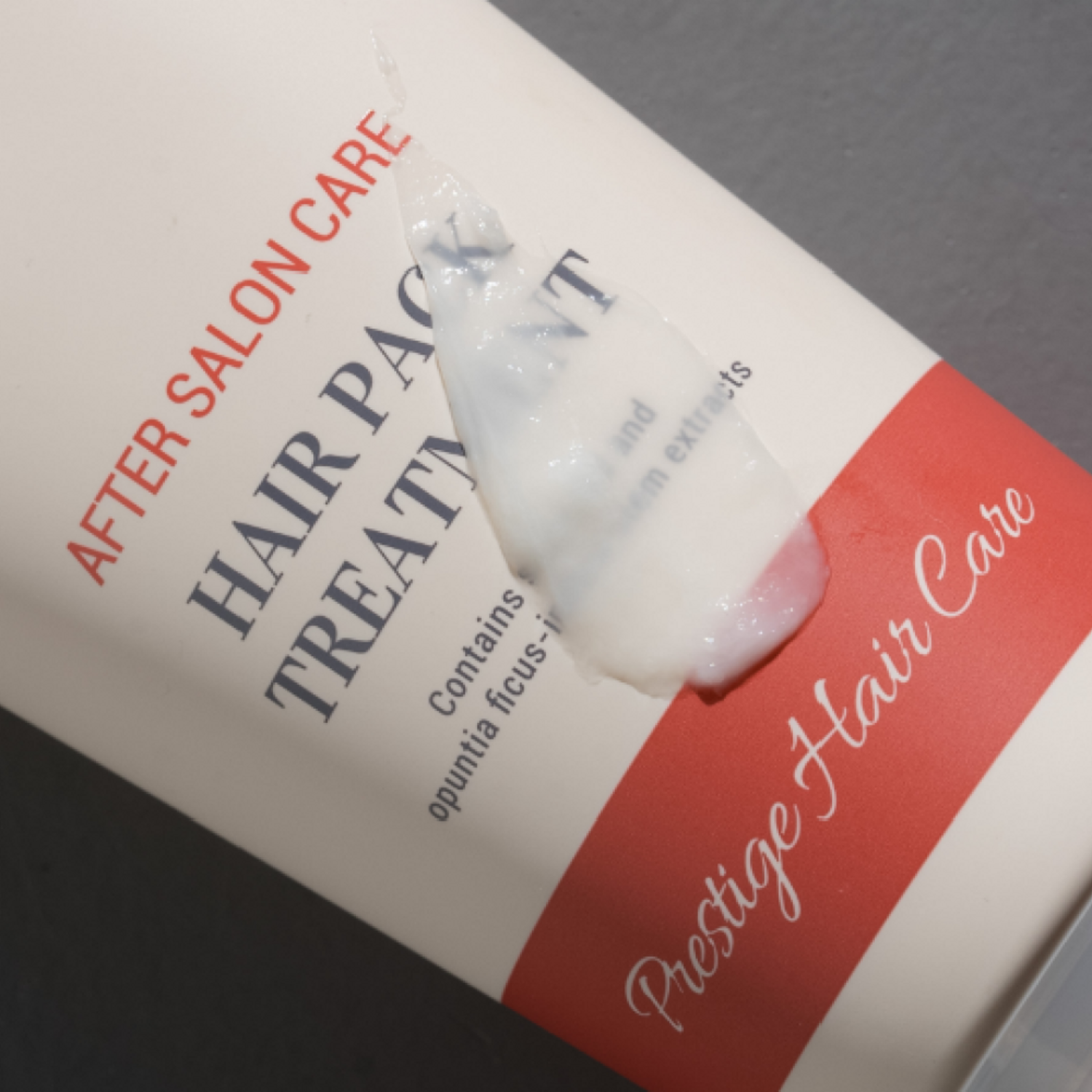 엉킨 모발을 부드럽게 하고 손상된 모발을 복구하는 데 필수적인 제품