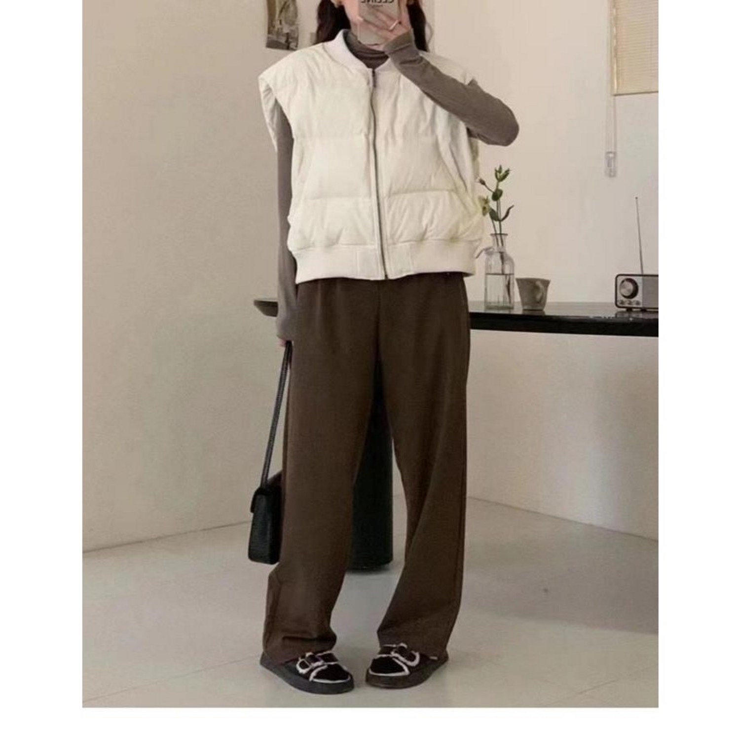 도톰한 패딩 소재로 겨울철 보온성을 높여주는 아이템