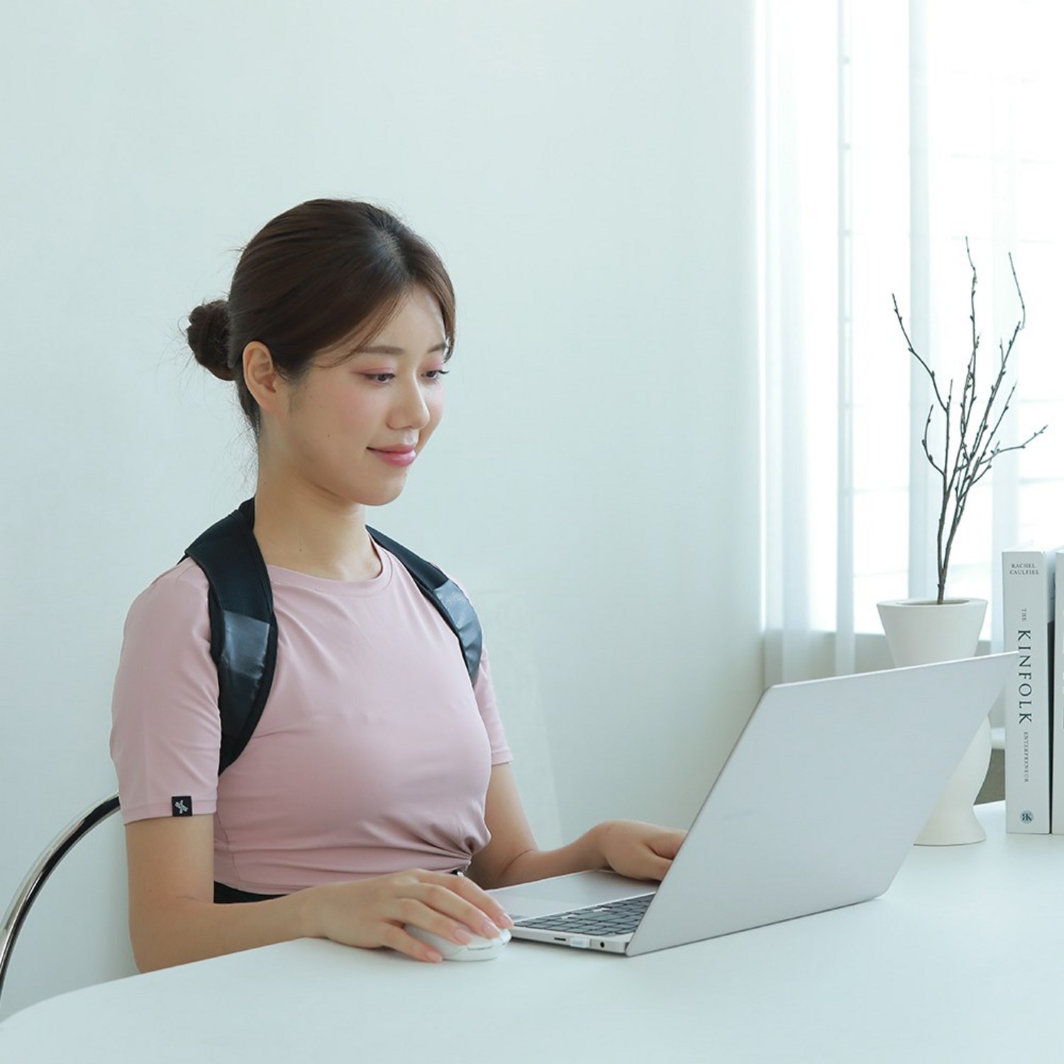 바른 자세로 건강한 척추와 전반적인 웰빙을 향상시키는 세레누스 바른자세밴드