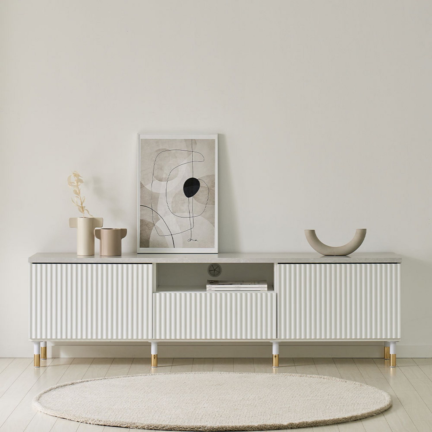 세련된 디자인, 실용성, 파격 할인! 브릿지 낮은 TV 다이로 거실을 바꿔보세요!