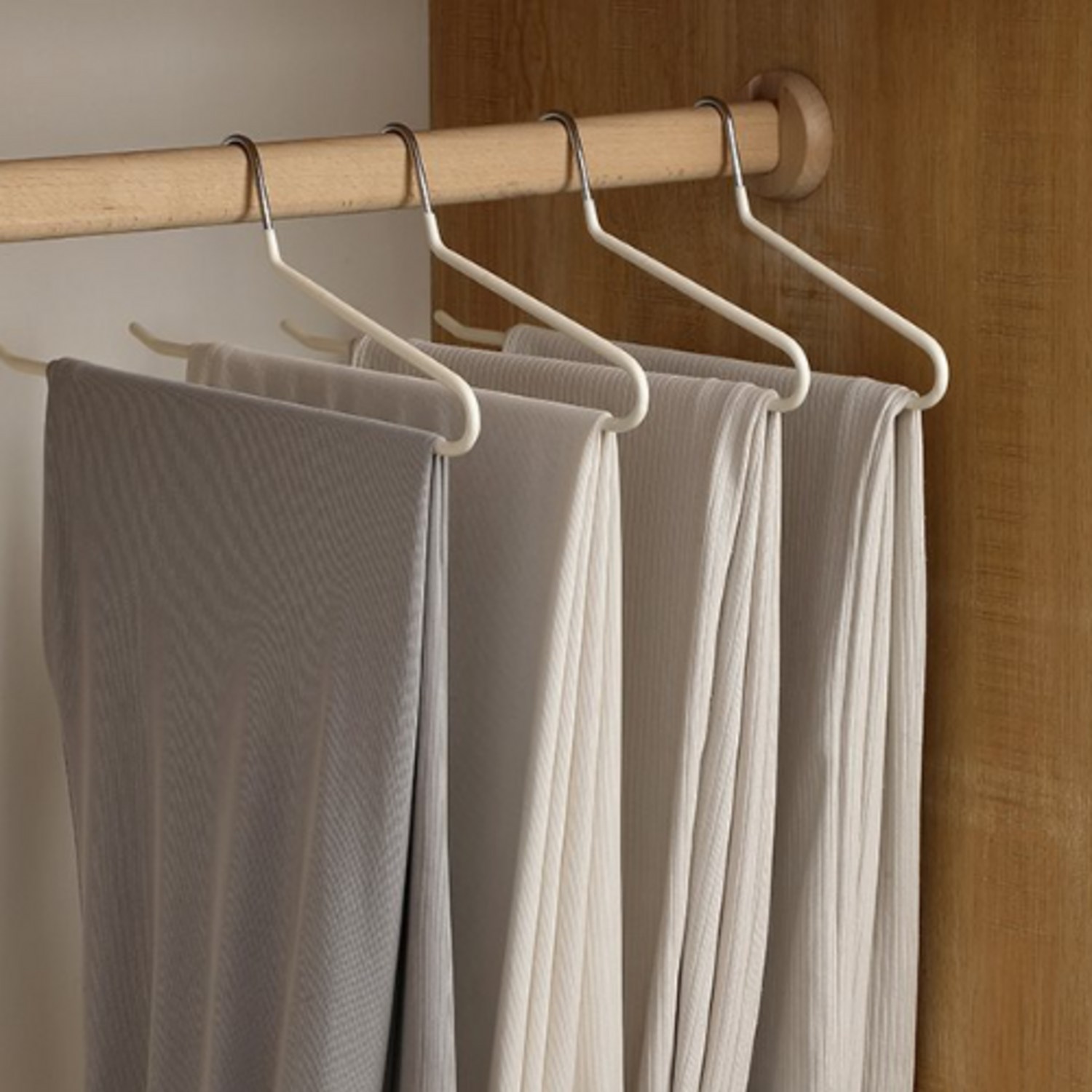 편리하고 세련된 옷 정리의 완벽한 동반자