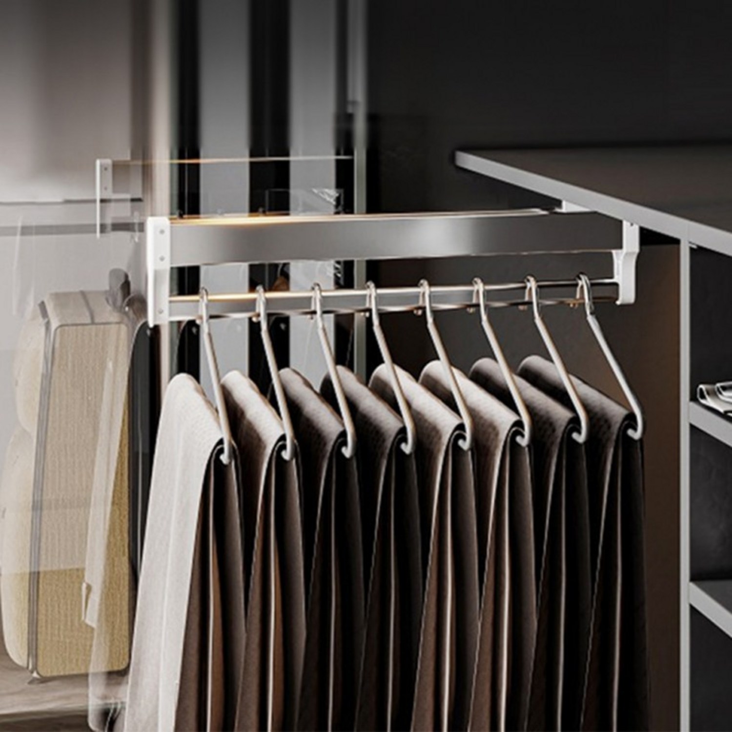 슬라이딩 행거로 옷장 속 숨은 공간을 찾아 드레스룸 혁신을!