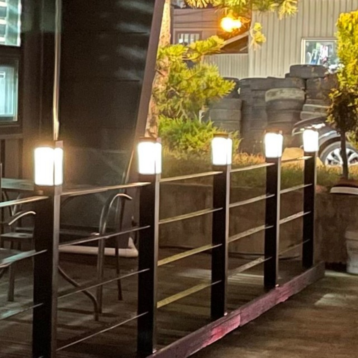 태양광 정원등으로 밤하늘을 수놓는 꿈결 같은 야외 공간을 완성하세요.