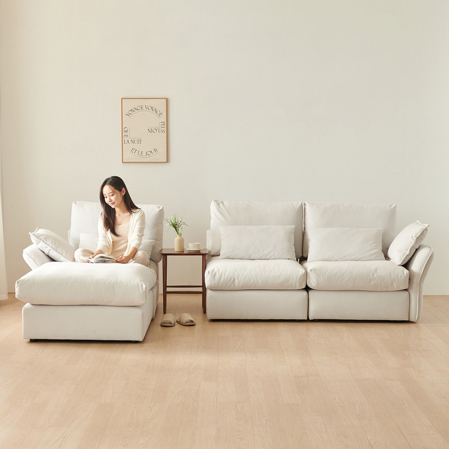 구름 위를 걷는 듯한 행복, 이노센트 하늘 구스 소파로 완성하세요.