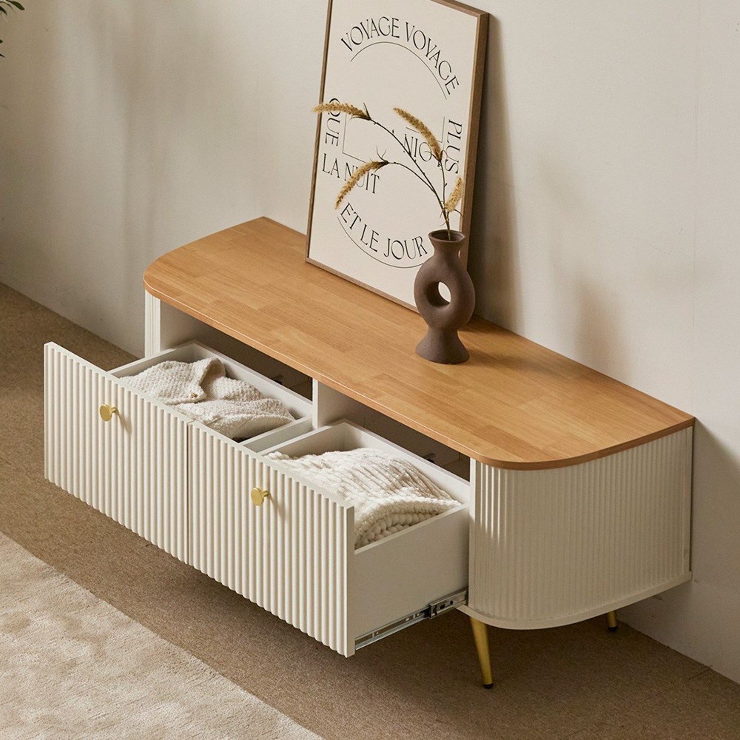 세련된 디자인, 합리적인 가격: 파로마 안톤 템바보드 거실장 1200