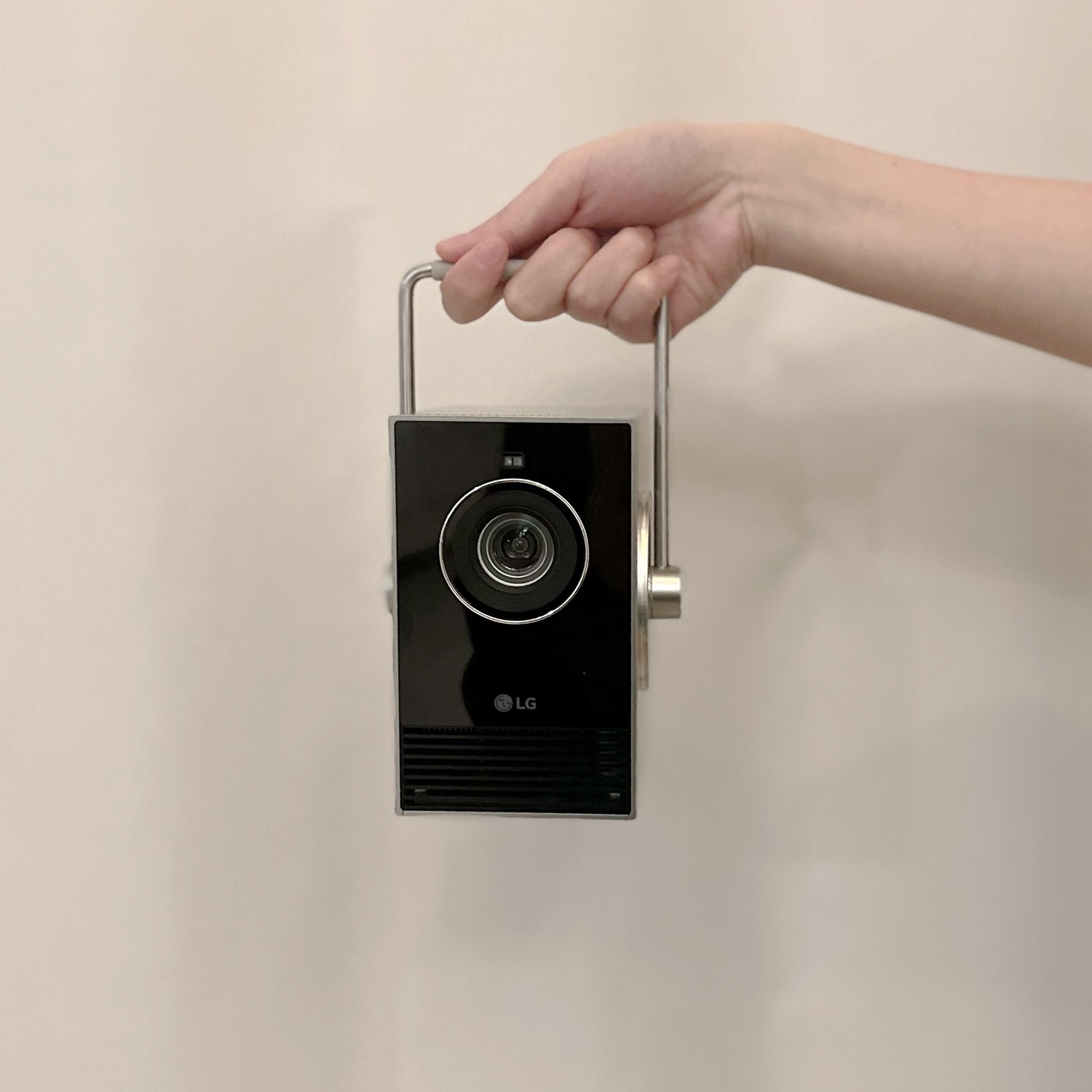 최상의 화질과 편의성이 돋보이는 LG전자 시네빔 HU710PB 2024신모델 큐브 4K 빔프로젝터