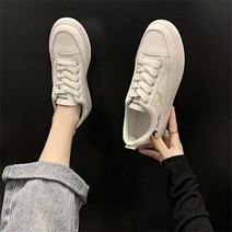 나비자수 포인트로 박힌 흰색 심플 스니커즈