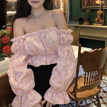 [랜덤플레이] 오프숄더 프릴 패턴 크롭 블라우스