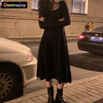 퀸앤조이 칸타오 스퀘어넥 슬림핏 니트 미디원피스