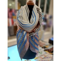 화사한 마름모 스타일의 롱 스카프