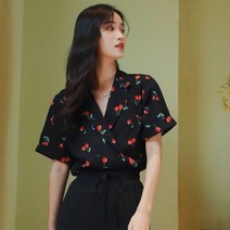 [이꾸띠] 보느트히이리 여성 여름 원컬러 쉬폰 앵두무늬 브이넥 버튼 반팔 블라우스