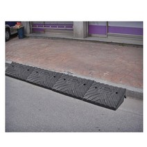경사로 차량 진입판 PE 휠체어 차도 오름턱 보도 문 입구 턱 대형 자동차 인도 도로 경계선턱 방지턱 주차장 장애인 오르막 유모차 자전거 상가진입판 계단 턱발판 이동식 고정식 블록