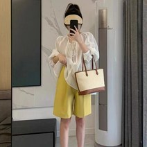 부드럽게 매치된 프렌치 블라우스 디자인 소소한 화이트 펀칭 긴팔 소남방하