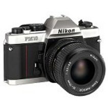 35-70mm f3.5-4.8 줌 렌즈가 장착된 니콘 fm-10 slr 카메라
