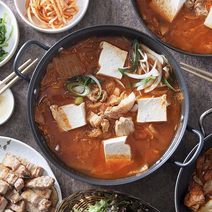 청천통돼지 돼지고기 김치찌개 밀키트 2500g 푸짐한 3-4인분 대용량 간편조리 캠핑 홈파티 간편식