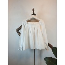 윤스토어 봄 간절기 여성 스퀘어넥 어깨 밴딩주름 핀턱 소매프릴 블라우스