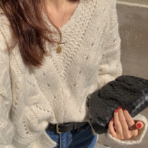 모노위크 당일배송 꽈배기 그리브 페미닌 루즈핏 브이넥 옆트임 롱니트