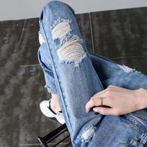 여자 찢어진 청바지