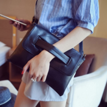 여성 키치룩 스웨이지 포인트 클러치백