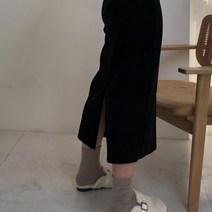 [바이디오유] H라인 겨울 포근 뒷트임 니트 밴딩 롱스커트 (2color)