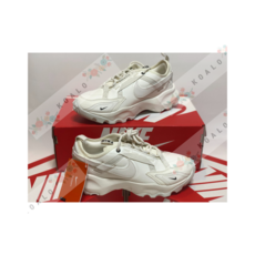 (국내매장판) 나이키 운동화 써밋화이트 TC7900 DD9682-100