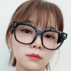 두꺼운뿔테