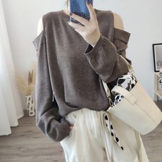 퀸앤조이 라운드넥 어깨트임 니트 스웨터