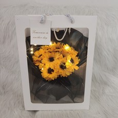 Apr.12 187번 선홍선물로 해바라기꽃과 장미꽃다발을 섞어 사진을 찍고 꽃다발을 들고 여자친구에게 절친을 선물한다.Z, 블랙 A 종 해바라기 10 송이 핸드백 야광 등
