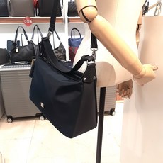 니꼴밀러 NICOLEMILLER (NC평택점)두줄 지퍼 분리된 수납공간이 내용물 수납하기 편하며 가볍고 생활방수 되는 캐주얼 방수 원단 크로스&숄더백