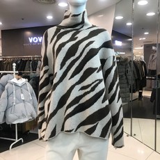 보브 지브라 패턴 터틀넥 니트 7119450203 뉴코아일산